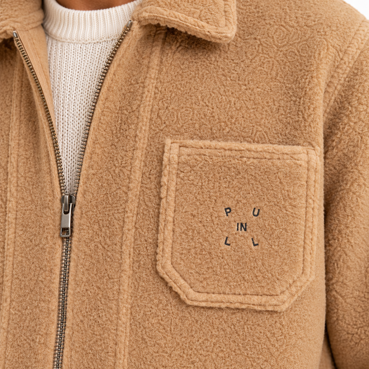 Gros plan sur la poche poitrine et le logo brodé PULLIN de la veste BLIND SAND