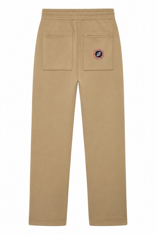Pantalon Iconic Straight Sweet Pants White Pepper vu de dos, poches plaquées et patch logo tricolore.