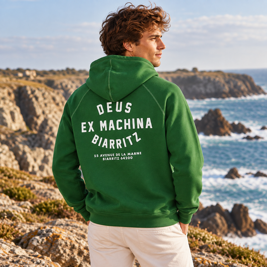 Sweat Deus Ex Machina Biarritz Address vert porté de dos en bord de mer