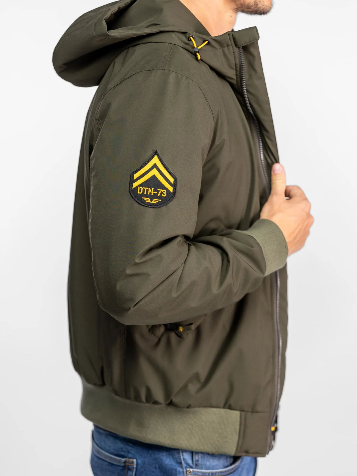 Détail blouson aviation kaki avec patch brodé et zip