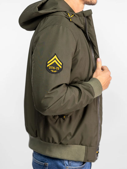 Détail blouson aviation kaki avec patch brodé et zip