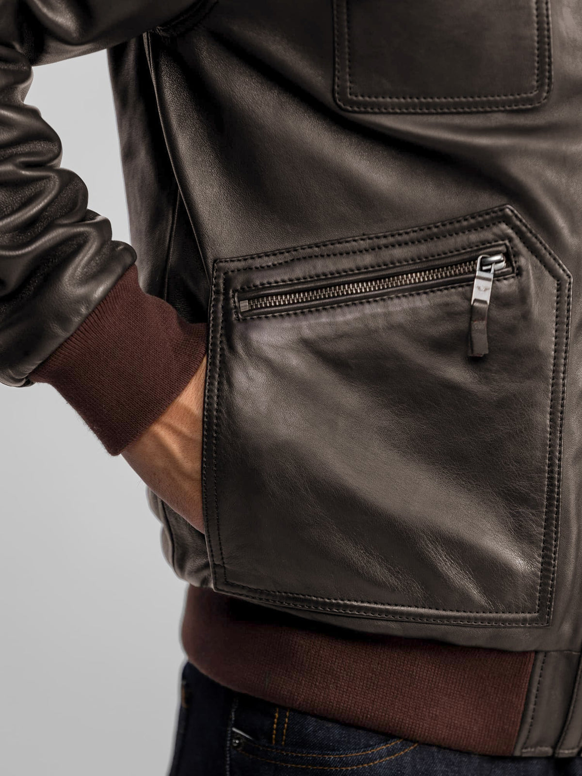 Détail blouson aviateur en cuir de mouton marron pour homme