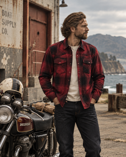 Chemise Somis Iron & Resin rouge et noire portée style biker heritage en bord de mer