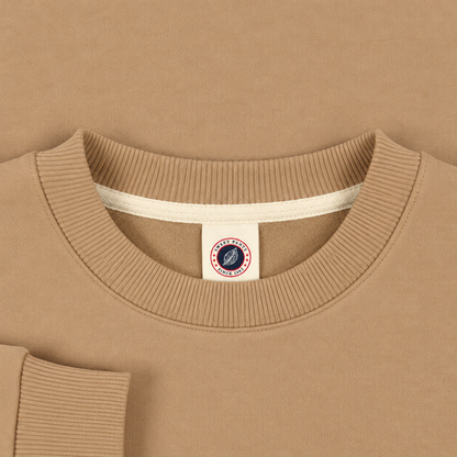 Gros plan sur le col rond en bord-côte et l'étiquette Sweet Pants du sweat F Iconic Crew beige