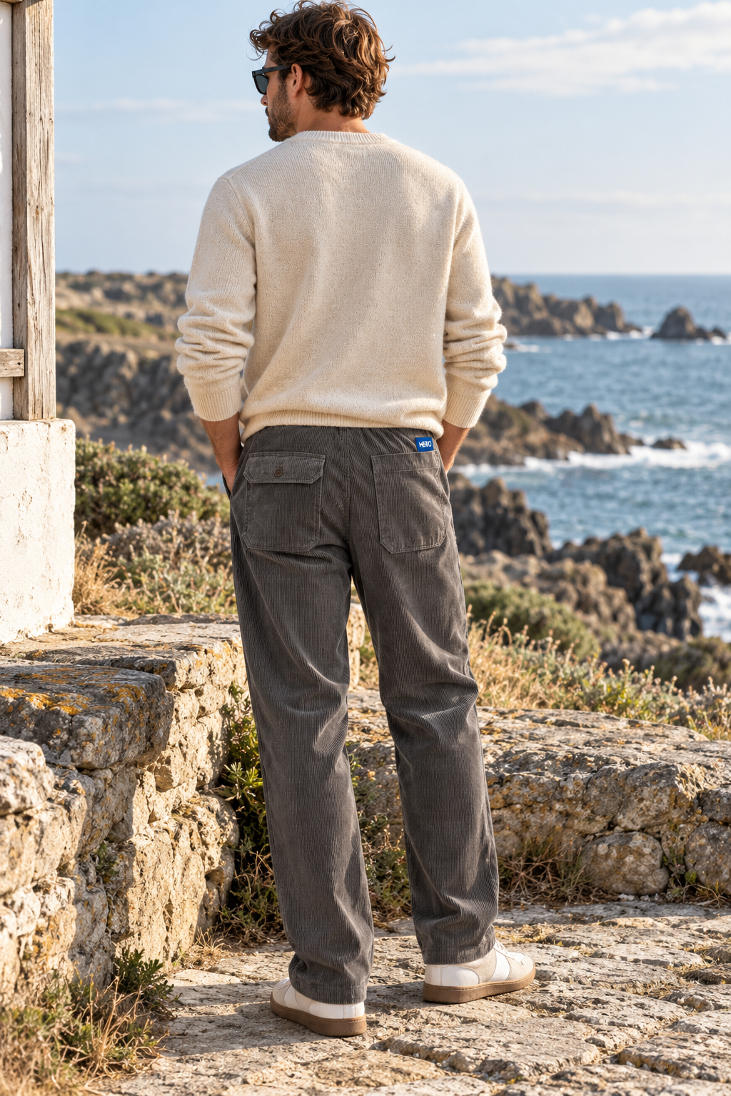 Pantalon Alwyn Hero Seven taupe porté homme vue de dos sur la Côte Sauvage