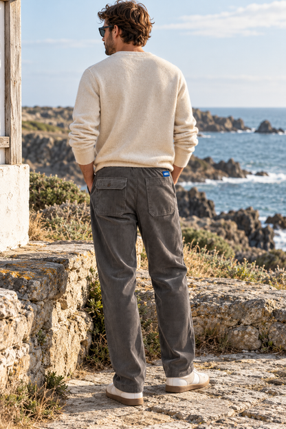 Pantalon Alwyn Hero Seven taupe porté homme vue de dos sur la Côte Sauvage
