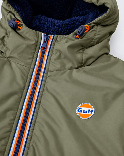 Détail patch rubber Gulf sur parka d’hiver kaki homme