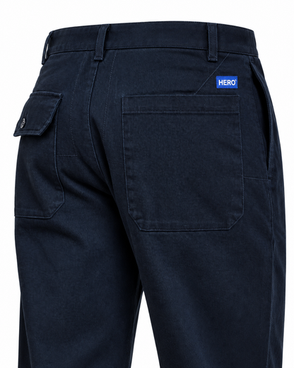 Détail poches arrière, coutures et étiquette Hero Seven du pantalon KYOTO Dark Navy
