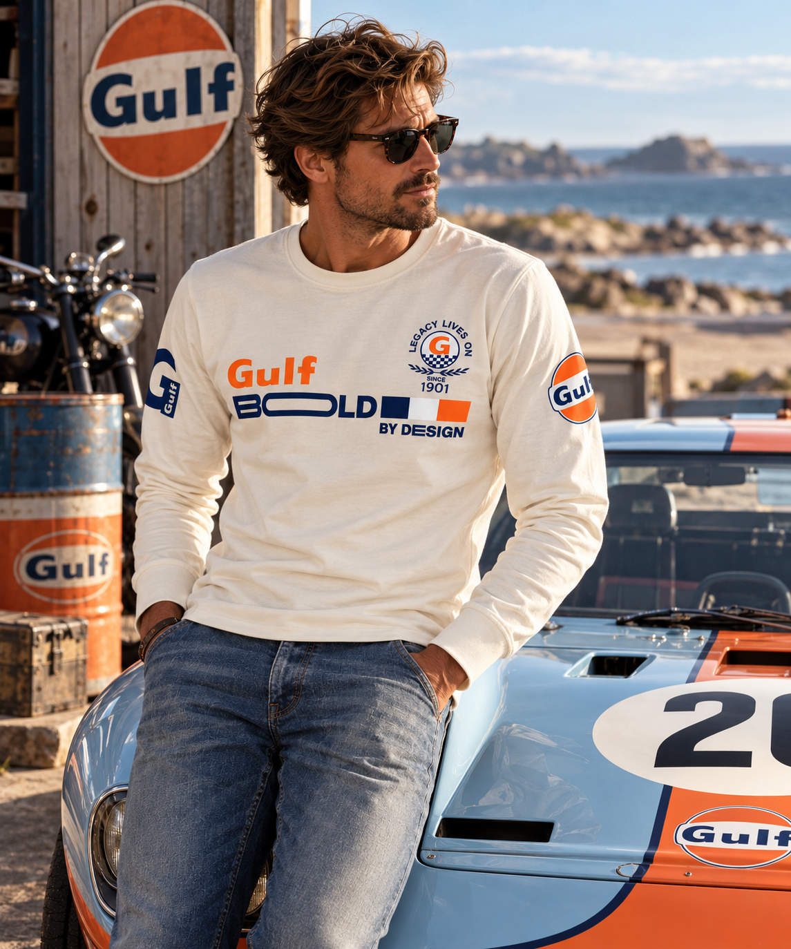 Tee-shirt Gulf Bold 1901 écru porté par un homme dans un univers automobile vintage, collection Héritage Moteur Les Garçons de la Côte.