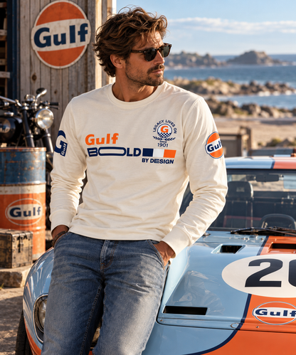 Tee-shirt Gulf Bold 1901 écru porté par un homme dans un univers automobile vintage, collection Héritage Moteur Les Garçons de la Côte.