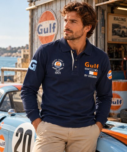 Polo Gulf Bold 1901 bleu marine porté dans un univers automobile vintage