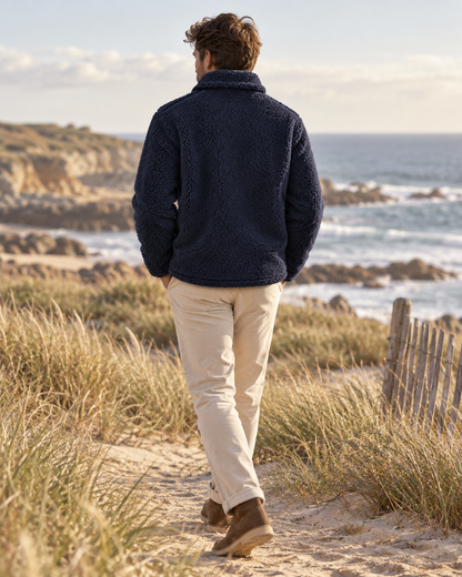 Veste Utility Hartford marine portée homme vue de dos dans les dunes sauvages