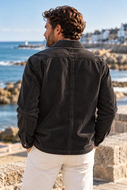 Veste ADRIEL Hero Seven velours noir portée homme vue de dos en bord de mer