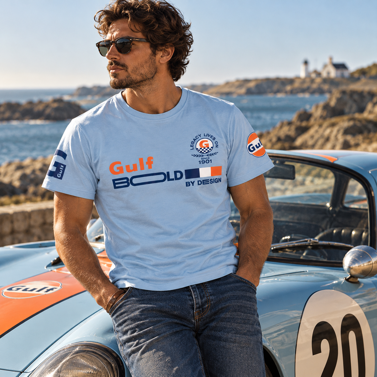 T-shirt Gulf Bold 1901 porté dans un univers automobile vintage