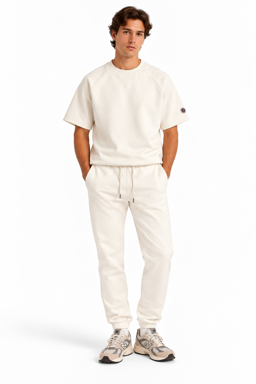 Sweat Crew Sweet Pants Off White porté par un mannequin homme avec jogging clair, look casual unisexe sur fond blanc