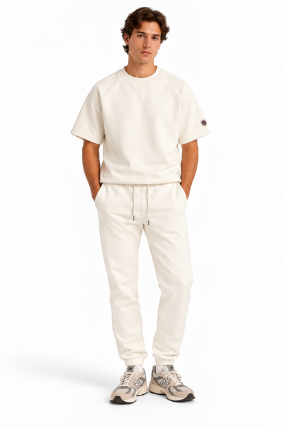 Sweat Crew Sweet Pants Off White porté par un mannequin homme avec jogging clair, look casual unisexe sur fond blanc