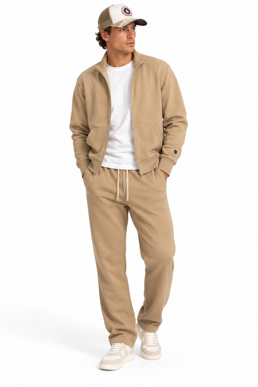 Pantalon Sweet Pants Iconic Straight beige White Pepper porté par un mannequin, look sportswear sur fond blanc studio.