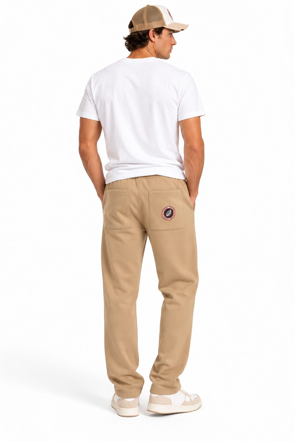 Jogging Sweet Pants Iconic Straight beige porté de dos par un mannequin, coupe droite et logo sur poche arrière.