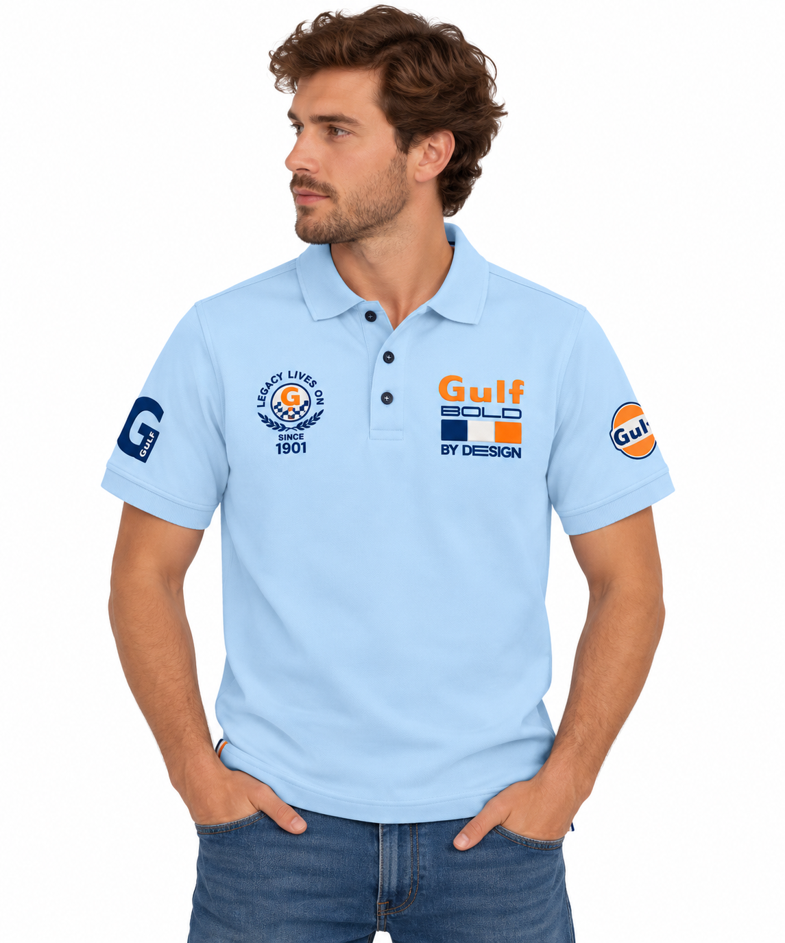 Polo Gulf Bold 1901 bleu ciel porté par un homme, fond blanc
