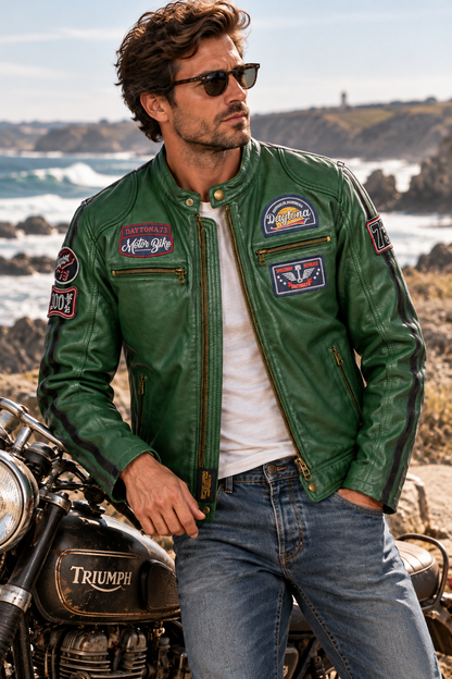Blouson cuir vert Tormo Daytona 73 porté près d'une moto Triumph vintage, décor de côte rocheuse inspiré de Quiberon.