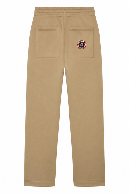 Pantalon Iconic Straight Sweet Pants White Pepper vu de dos, poches plaquées et patch logo tricolore.