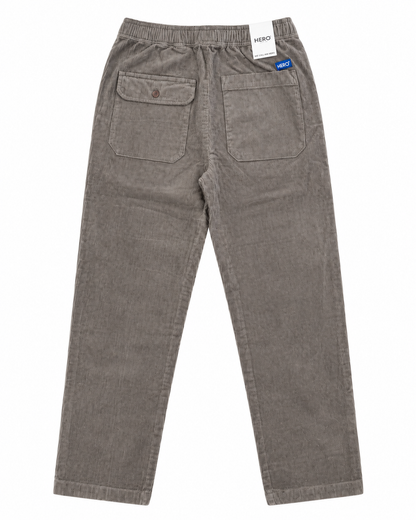 Pantalon Alwyn Hero Seven velours côtelé taupe vue de dos avec poches plaquées