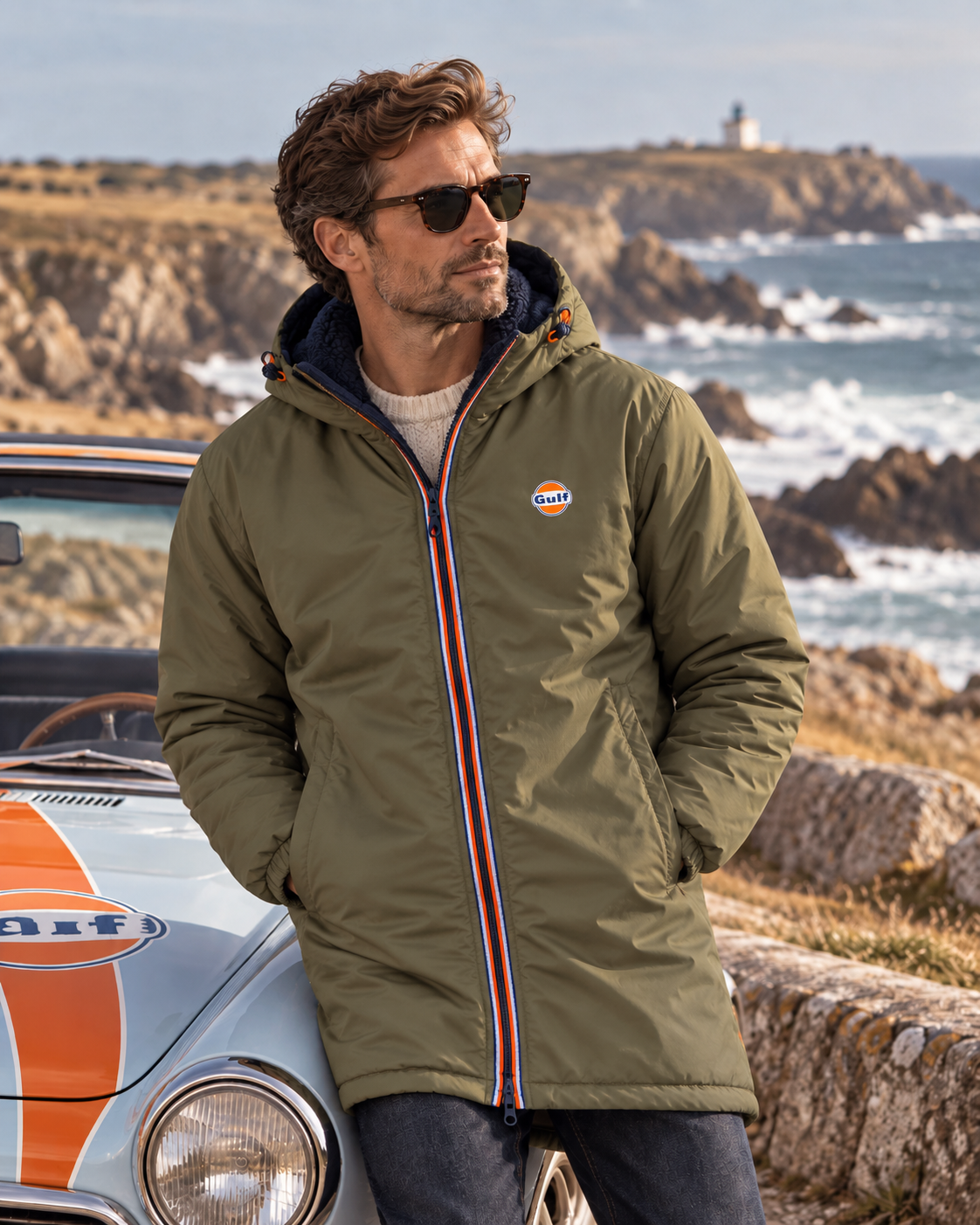 Parka d’hiver Gulf kaki portée homme style heritage automobile sur la Côte Sauvage