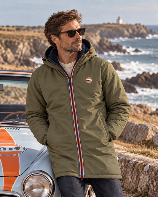 Parka d’hiver Gulf kaki portée homme style heritage automobile sur la Côte Sauvage