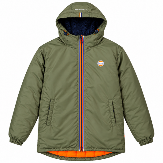 Parka Gulf kaki pour homme avec capuche doublée, fermeture zippée tricolore bleu blanc orange, logo Gulf sur la poitrine et doublure orange.
