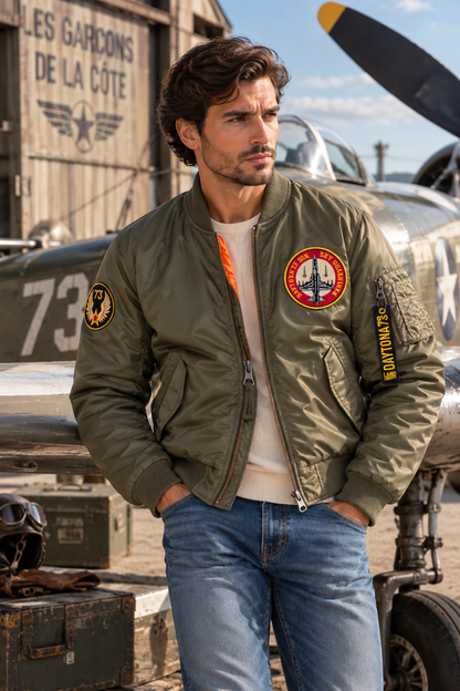 Bomber Mendes Daytona 73 porté dans un décor inspiré de l'aviation vintage, Les Garçons de la Côte