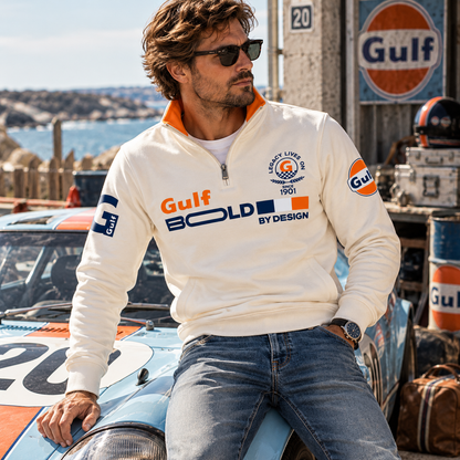 Sweat Gulf Bold 1901 écru porté dans un univers automobile vintage
