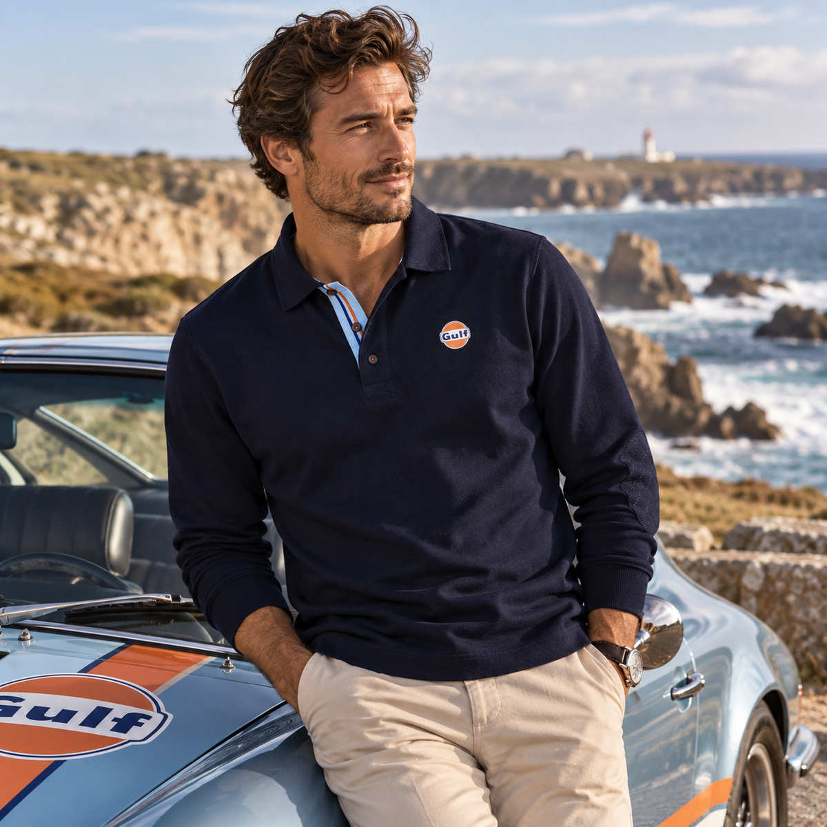 Polo manches longues Gulf bleu marine porté homme style heritage automobile en bord de mer