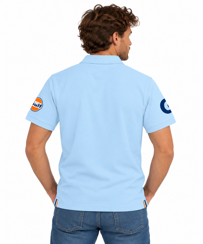 Polo Gulf Bold 1901 bleu ciel porté de dos, studio blanc