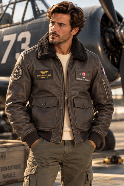 Blouson cuir Aéronautique Navale porté devant un avion vintage, esprit héritage aéronautique