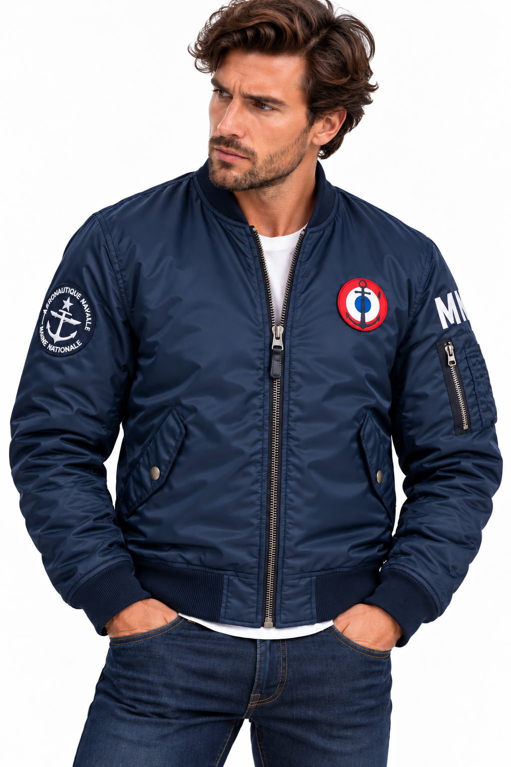Blouson aviateur Aéronautique Navale porté par un homme sur fond blanc