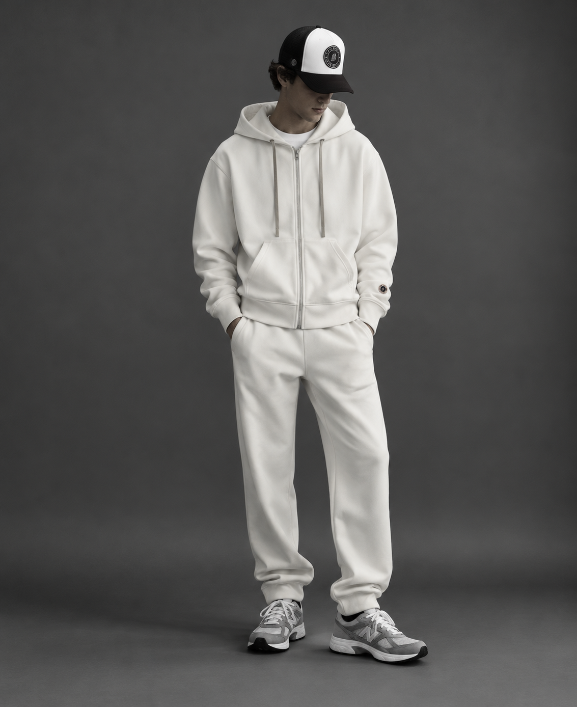 Sweat Sweet Pants Iconic Zip Up Milk porté par un mannequin, style casual