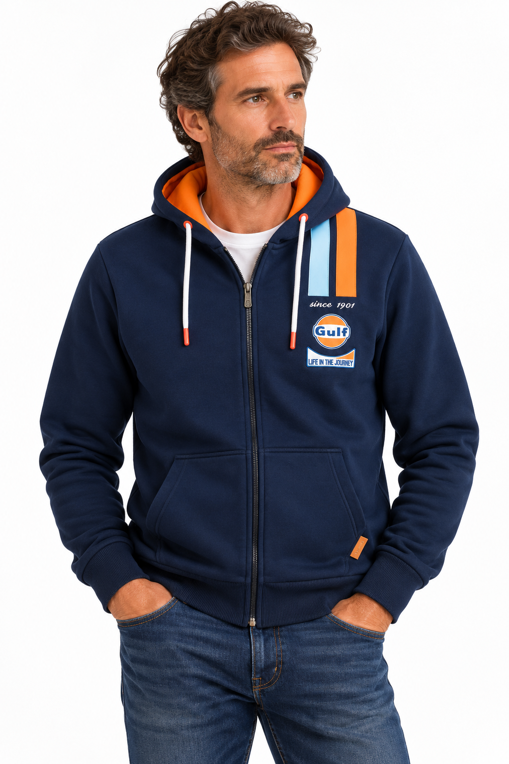 Hoodie Gulf Full Zip Legend navy porté par un homme en studio, sweat zippé à capuche avec broderies Gulf et bandes racing.