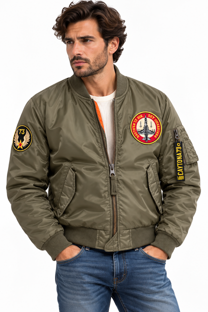 Blouson aviateur Mendes Daytona 73 porté par un mannequin homme sur fond blanc