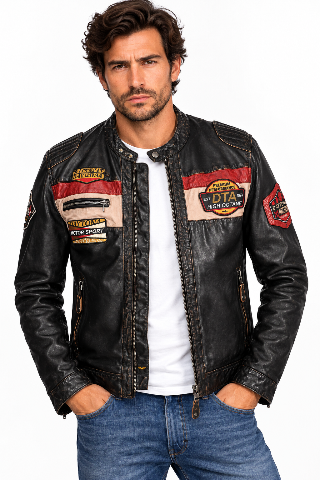 Mannequin portant le blouson cuir Nedoc Daytona 73 noir avec bandes racing rouges et écrues, tee-shirt blanc et jean bleu.