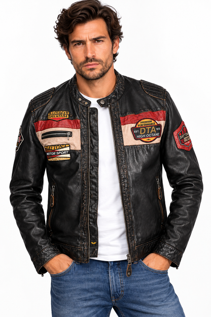 Mannequin portant le blouson cuir Nedoc Daytona 73 noir avec bandes racing rouges et écrues, tee-shirt blanc et jean bleu.