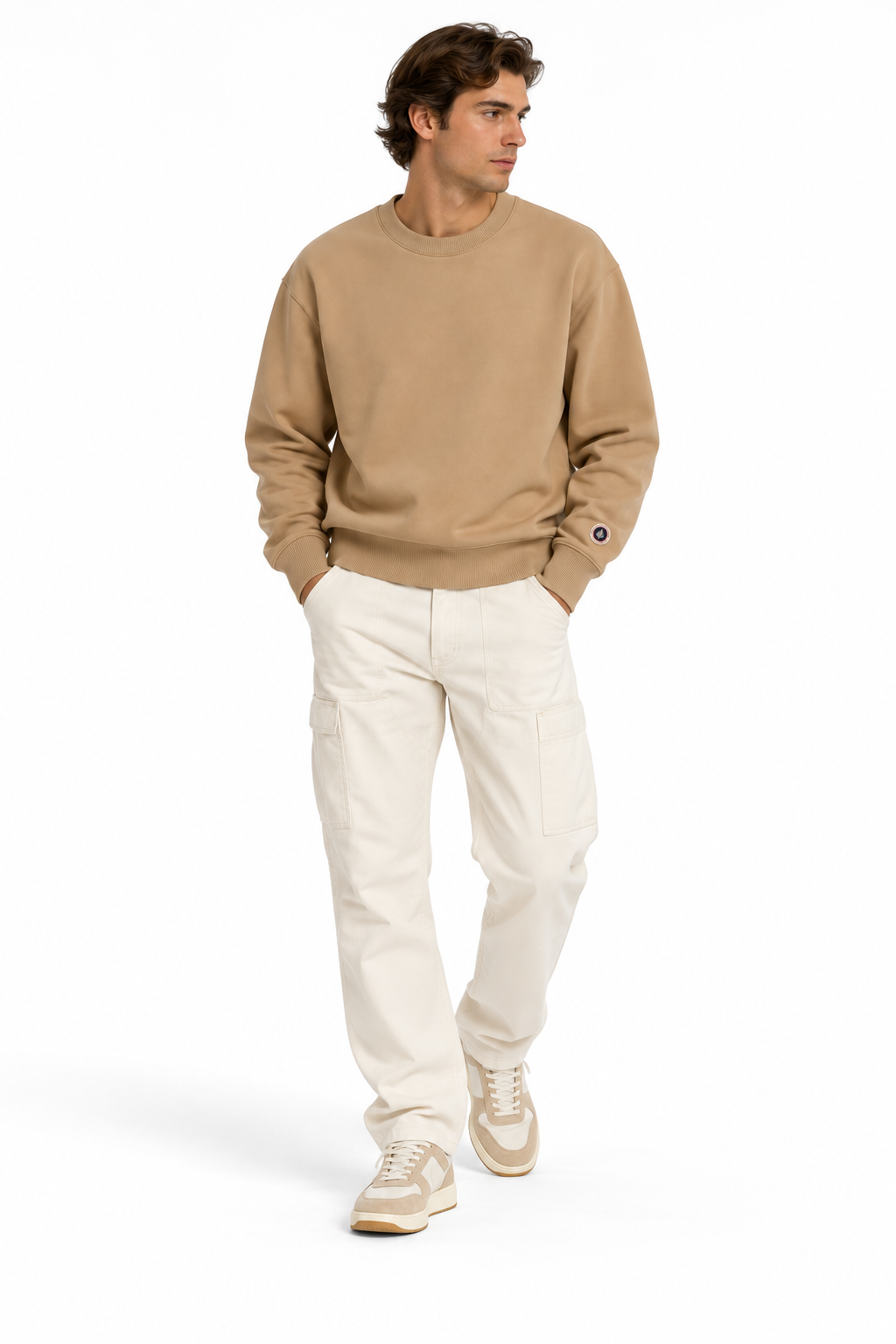 Mannequin portant le sweat beige Sweet Pants F Iconic Crew, look casual homme sur fond blanc studio