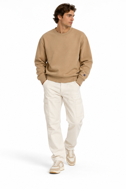 Mannequin portant le sweat beige Sweet Pants F Iconic Crew, look casual homme sur fond blanc studio