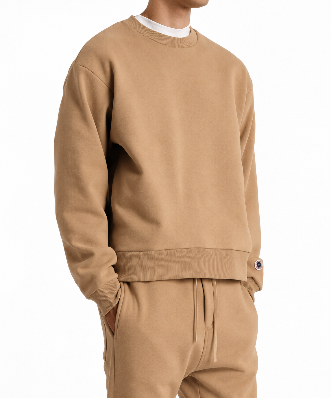 Détail du sweat Sweet Pants F Iconic Crew beige porté avec pantalon assorti, matière molleton et coupe confort
