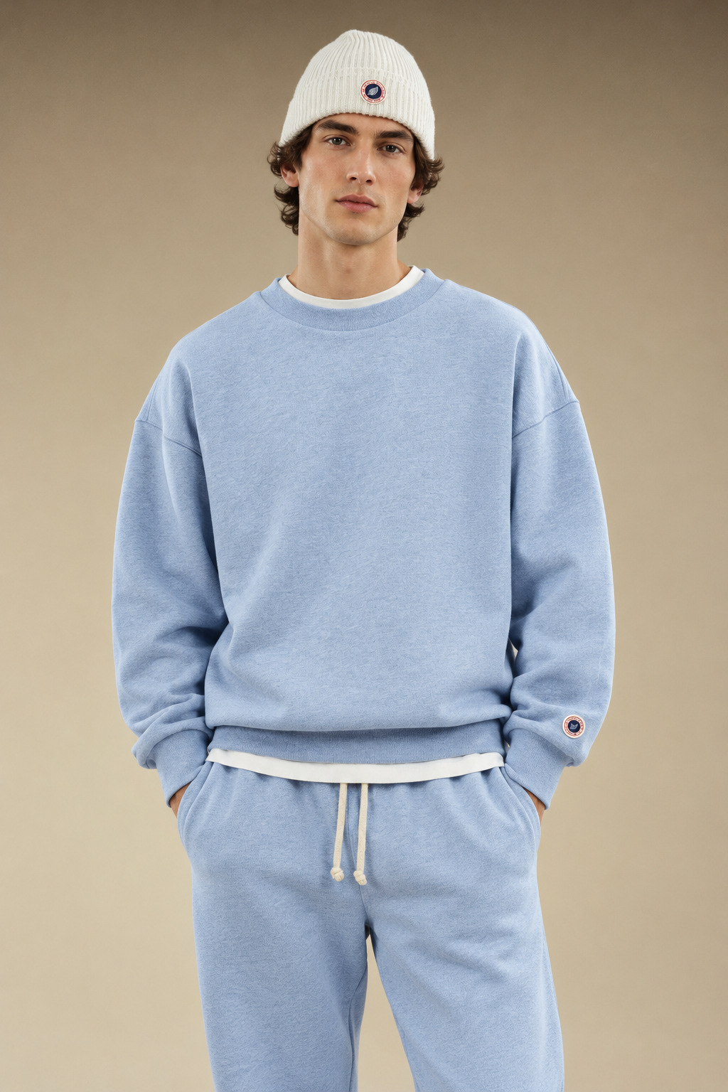Sweat Iconic Crew 26 Sweet Pants bleu porté par homme de face