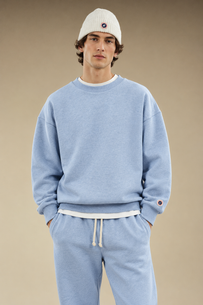 Sweat Iconic Crew 26 Sweet Pants bleu porté par homme de face
