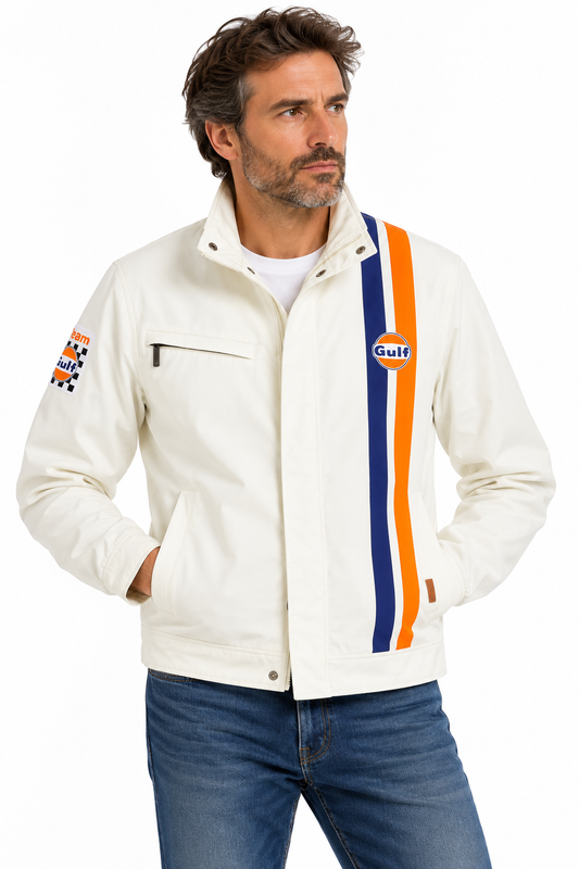 Homme portant la veste Gulf Legend crème à bandes racing bleu marine et orange sur fond blanc studio