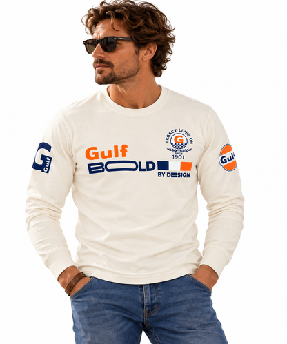 Homme portant le tee-shirt manches longues Gulf Bold 1901 écru, collection anniversaire Gulf 125 ans, sur fond blanc.