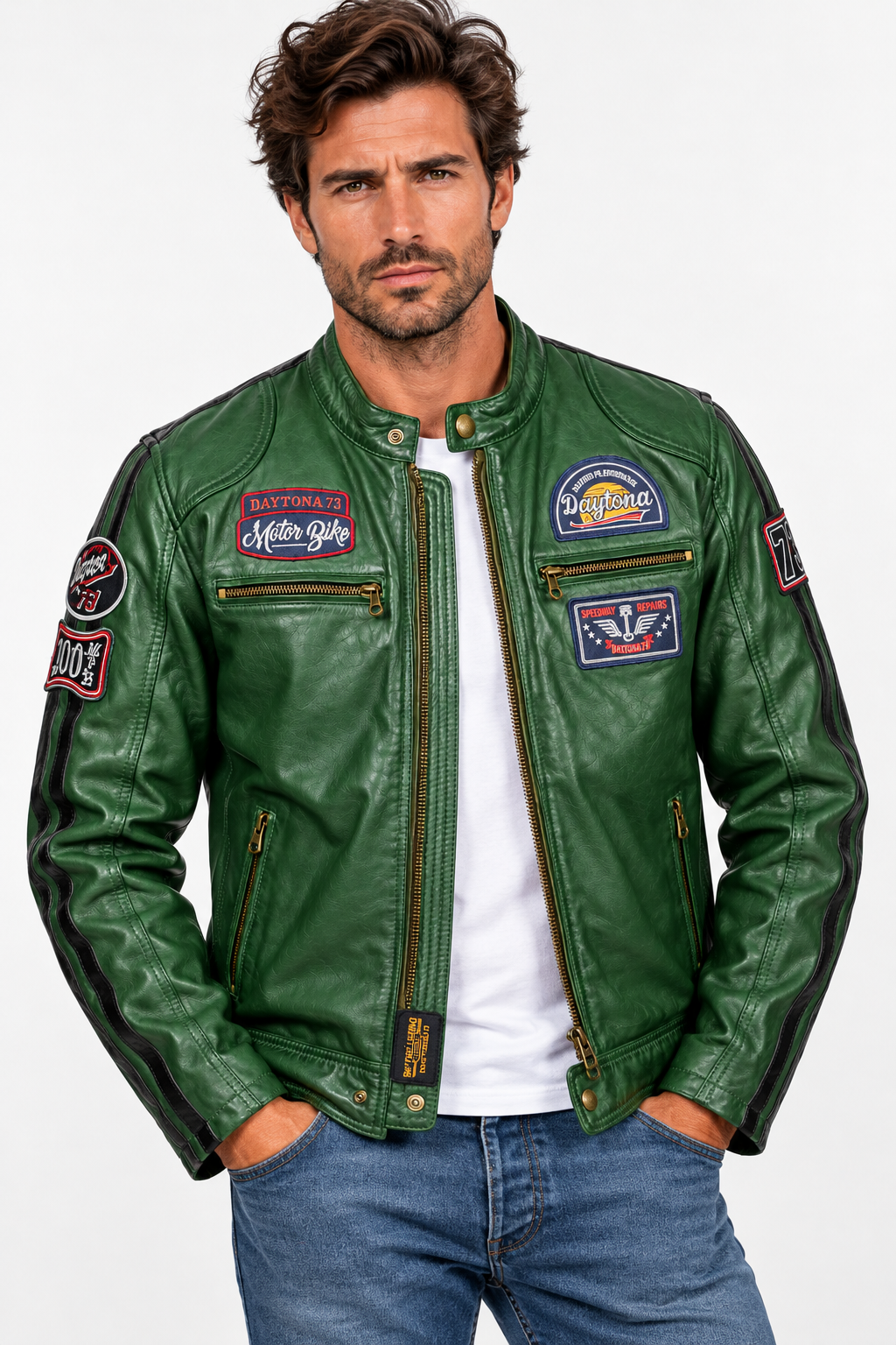 Mannequin portant le blouson cuir vert Tormo Daytona 73 avec tee-shirt blanc et jean, style motard vintage sur fond blanc.