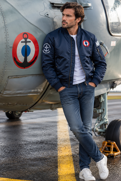 Bomber Marine nationale bleu marine porté devant un hélicoptère militaire