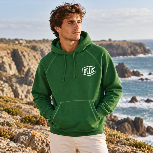 Sweat hoodie vert Deus Ex Machina Biarritz porté homme style côtier